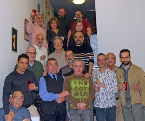 Armand de Fluvià -a baix a l'esquerra- acompanyat de membres de la Fundació Enllaç i altres amistats.