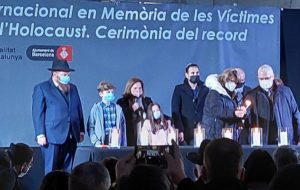 El presidente de la Fundació Enllaç, Ricardo de la Rosa, enciende una de las siete velas del recuerdo el Día Internacional de Memoria de las Víctimas del holocausto.