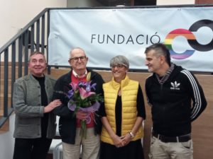 L'artista Gonçal Sobrer amb amics de Colors Sitges Link i la Fundació Enllaç. El artista entre amigos.