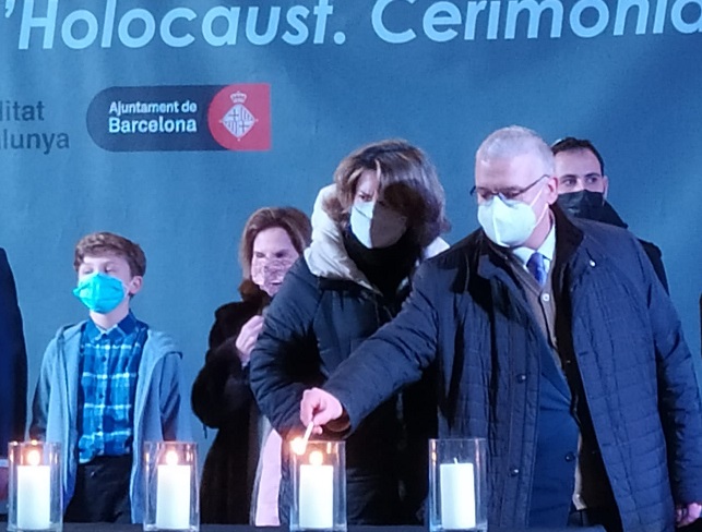 El presidente de la Fundació Enllaç, Ricardo de la Rosa, enciende una de las siete velas del recuerdo el Día Internacional de Memoria de las Víctimas del holocausto.